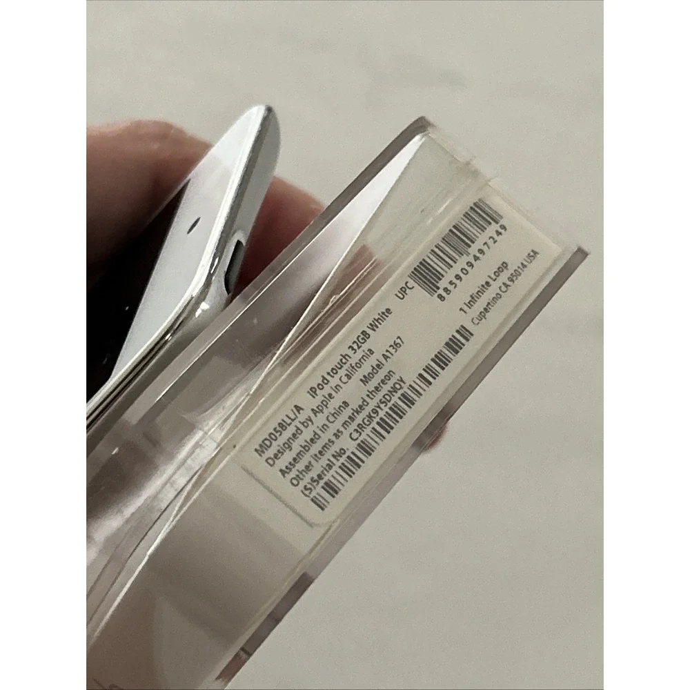 2011 Apple iPod touch A1367 8 GB - 4th Generation - White (MD057LL/A)